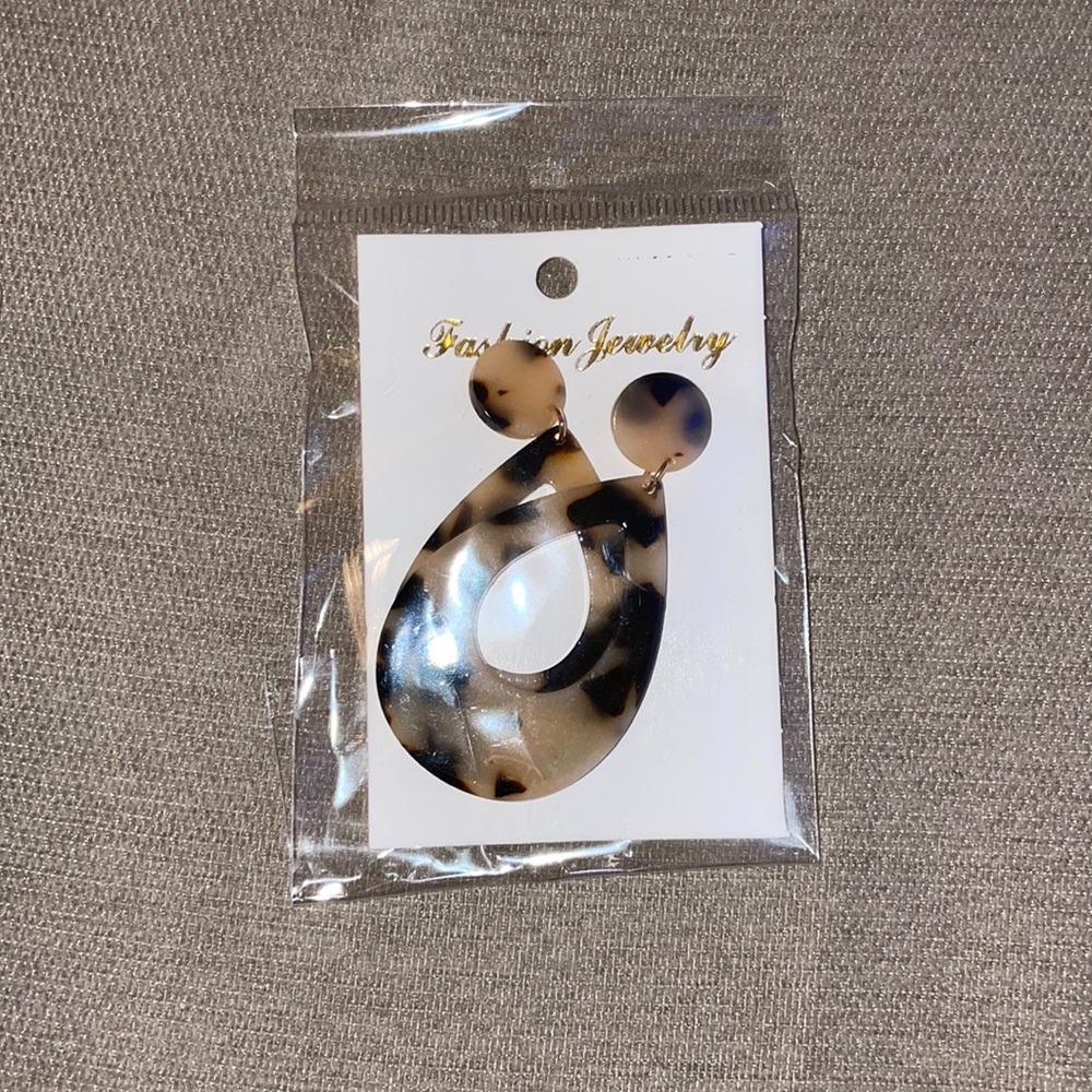 Black and Tan print, tear drop with circle ear attachment